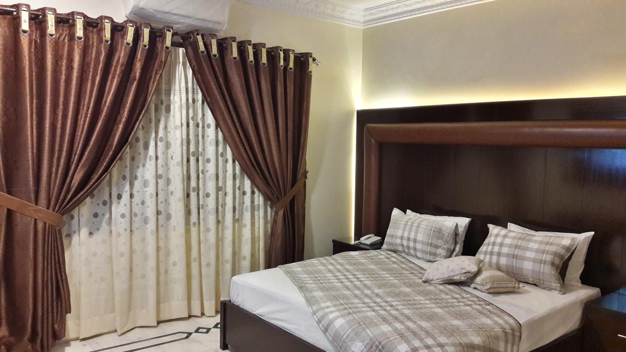 Hotel Seven 7 Karaczi Zewnętrze zdjęcie